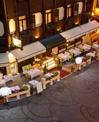 an overhead view of a restaurant with tables and chairs at GLK PREMIER Acropol Suites & Spa in Istanbul