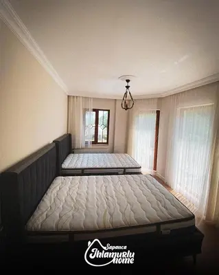 two beds in a room with two windows at Ihlamurlu Home in Sapanca