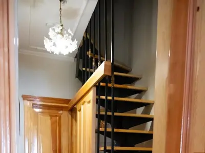 a staircase in a room with a chandelier at Fatih Balat tarihin içinde şık bir ev 2 in Istanbul
