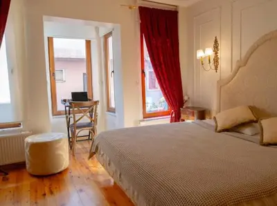 a bedroom with a bed and a table with a chair at Fatih Balat Tarihten nezih şık ev- 1 in Istanbul