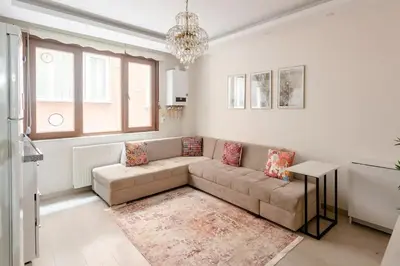 a living room with a couch and a table at İstanbul'un merkezinde Cevahir AVM karşısı 1+1 yeni ev in Istanbul