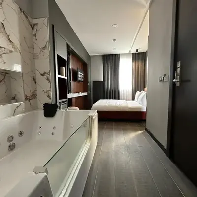 Second Suit Hotel