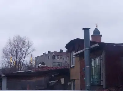 an old house with a chimney on top of it at İstanbulda merkezi pitoresk konum müstakil yeni ev in Istanbul