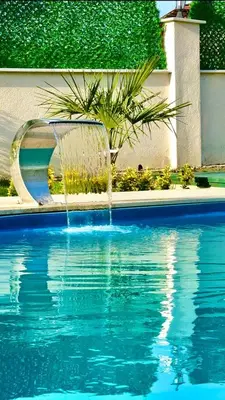 a water fountain in the middle of a swimming pool at Begonvil Konaklama in Sapanca