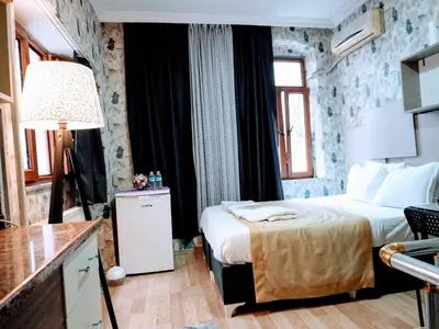 a bedroom with a bed and a desk in a room at Ease Inn in Istanbul